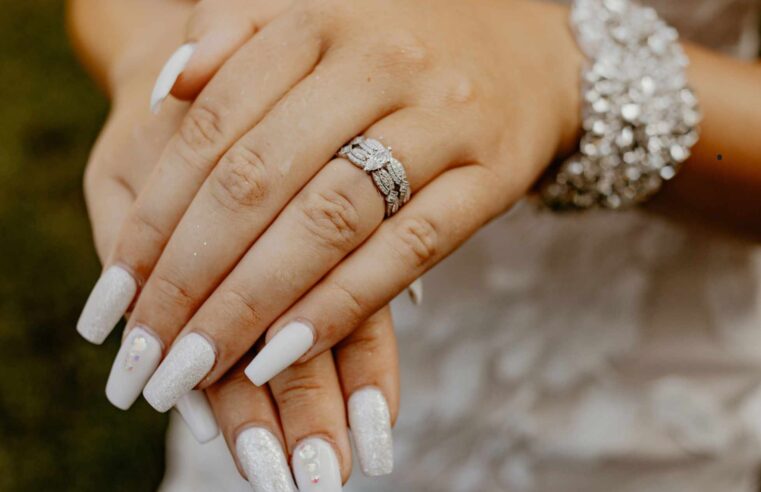 How to Choose Jewelry for Your Wedding Dress