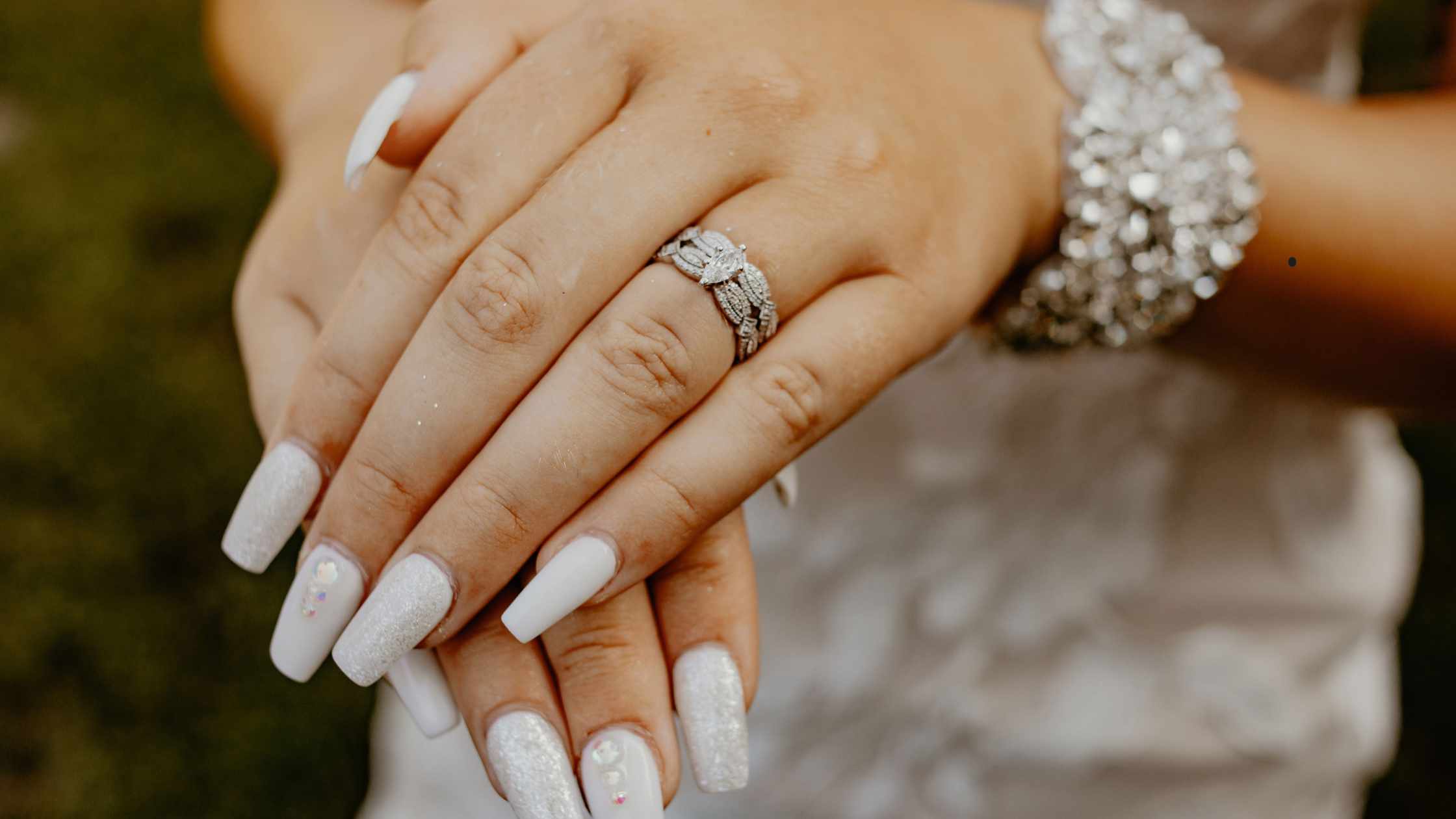 How to Choose Jewelry for Your Wedding Dress